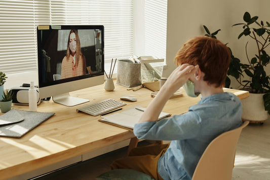 The Benefits of Using a Standing Desk During Virtual Meetings